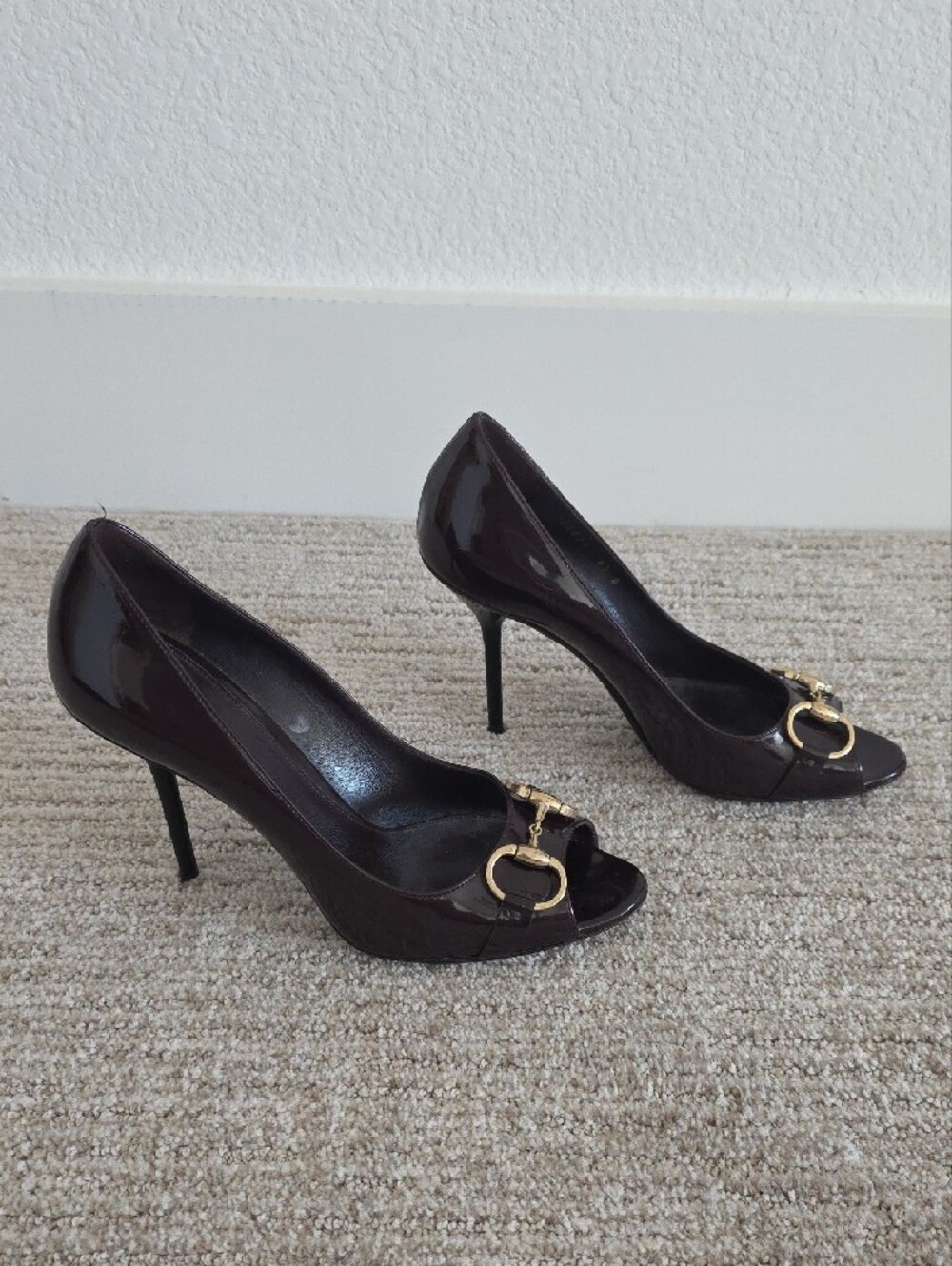 Gucci Patent Leather Peep-Toe Pumps with Gold Horsebit - Deep Purple - Picture 2 of 10